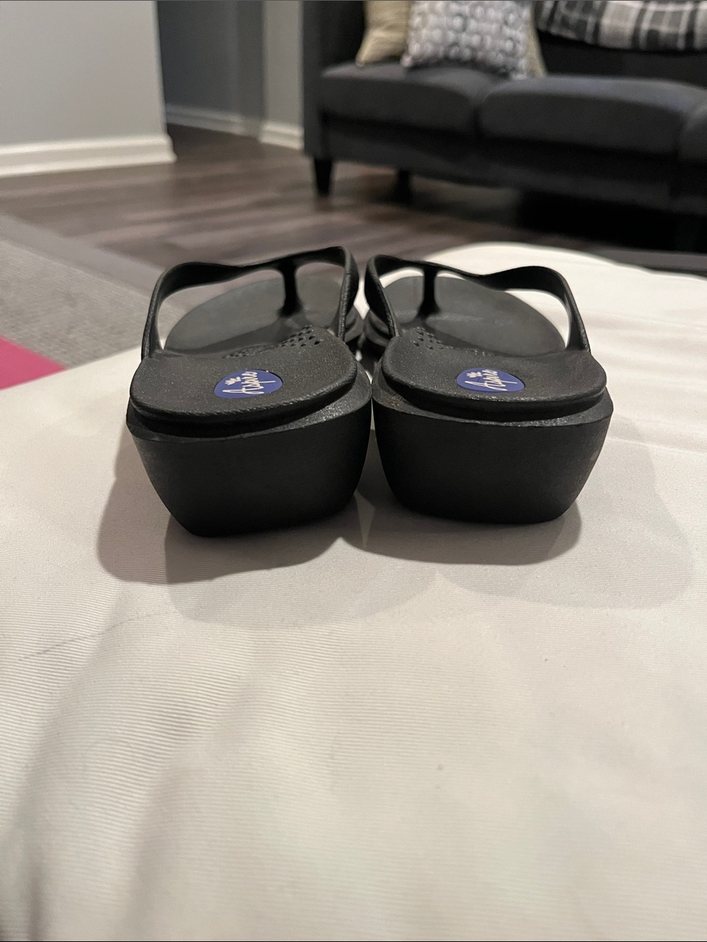 Aspire Black Women's Cushioned Thong Sandals size M/L - Picture 4 of 6